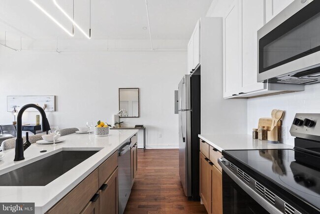 Building Photo - 240 Hermitage St