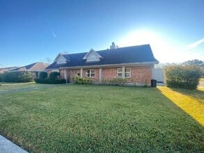 Building Photo - 3175 Sandalwood Dr