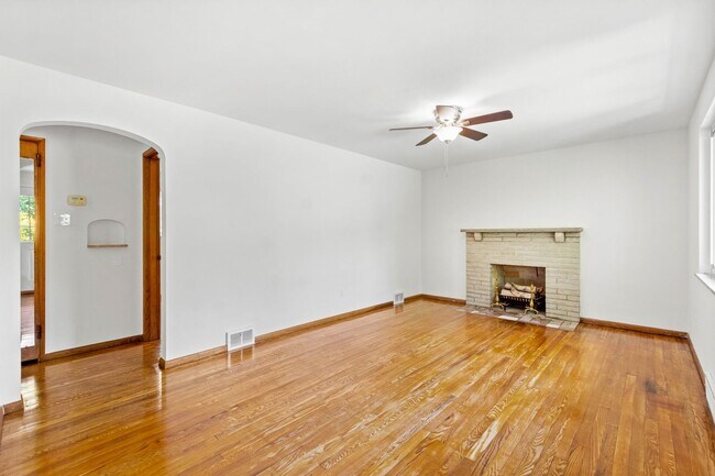 Building Photo - AVAILABLE AUGUST 1ST! STUNNING 3 BEDROOM IN BEECHVIEW!