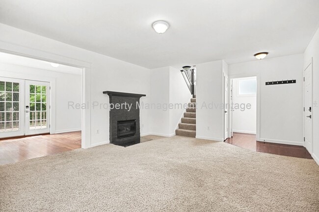 Building Photo - Meticulously Maintained with 3 Large Bedro...