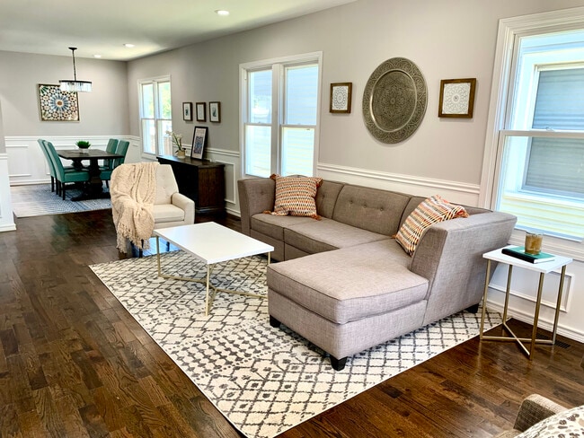 living room - 5522 W Farragut Ave