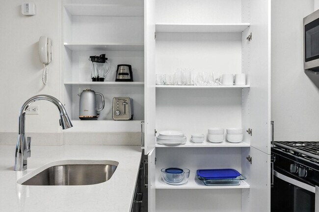 Building Photo - 10 Hanover Square