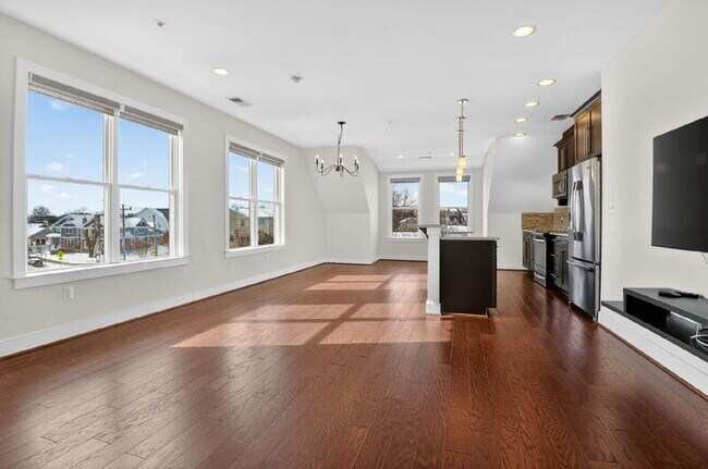 Foto del edificio - 1107 S Walter Reed Dr