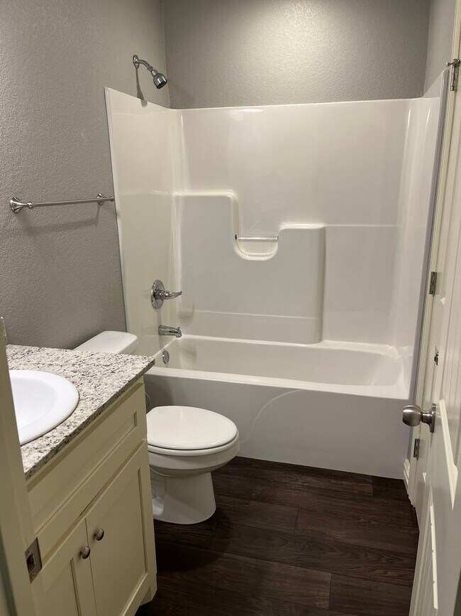 Building Photo - 3 bedroom/2 bathroom townhouse