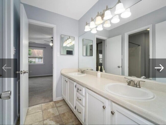 Building Photo - 2 Bedroom Townhome in Virginia Beach