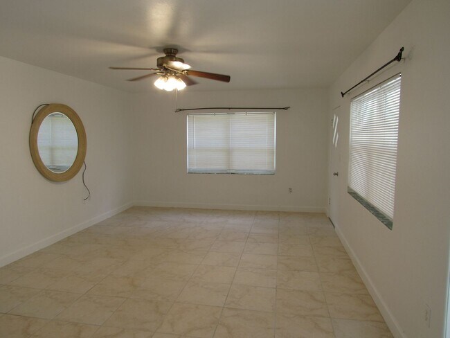 Building Photo - LOVELY 2 BEDROOM SINGLE FAMILY HOME IN CLE...