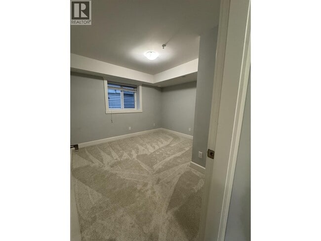 Photo du bâtiment - Basement-11718 236 STREET