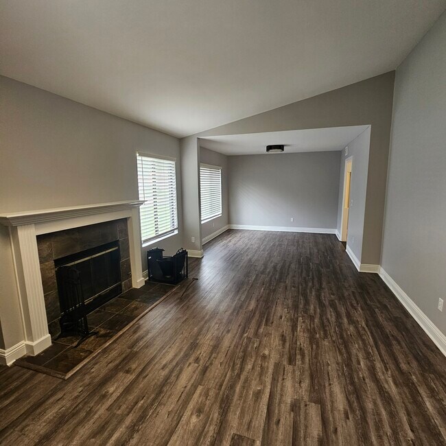 Sala de estar - 8638 Collett Ave