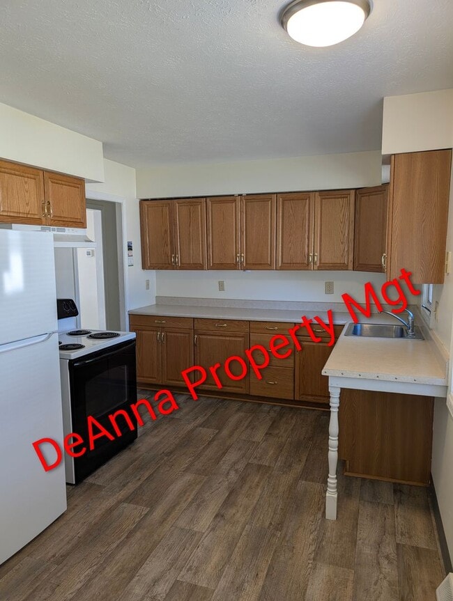 Building Photo - Avon 2 bedroom Duplex