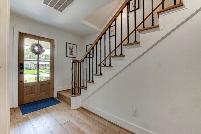 Foto del edificio - 2406 Blue Water Ln