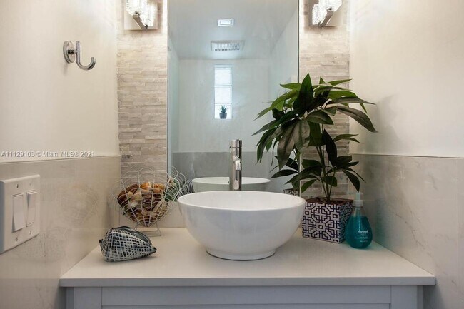 Foto del edificio - 1919 NE 123rd St