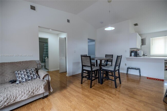 Foto del edificio - 8013 Lake Dr