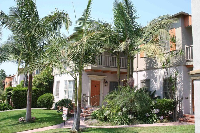 Building Photo - 1053 Masselin Ave