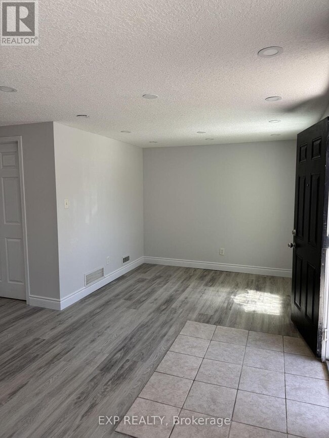 Building Photo - 45 Cedarhill Crescent