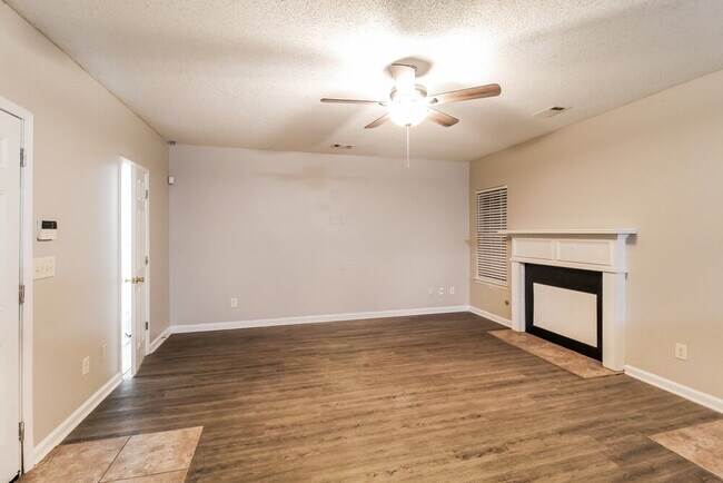 Foto del edificio - 6090 Crooked Creek Dr.