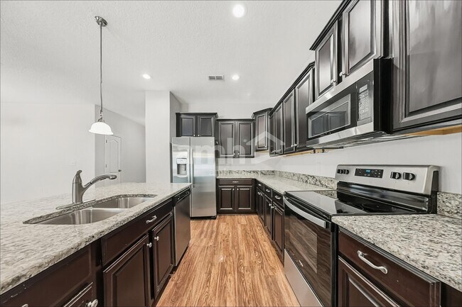Foto del edificio - 13159 Royal Pines Ave