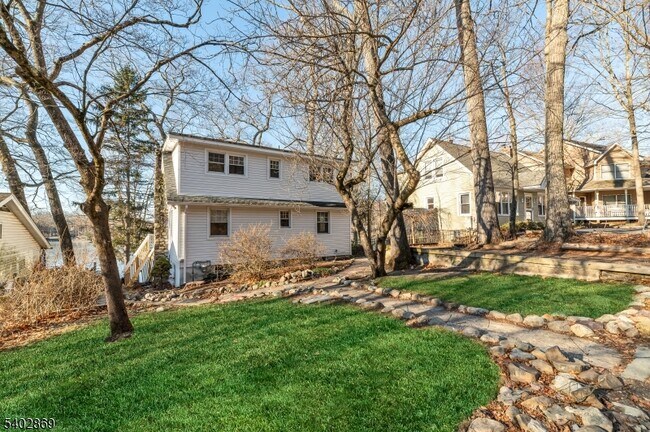 Foto del edificio - 103 Upper Lakeview Ave