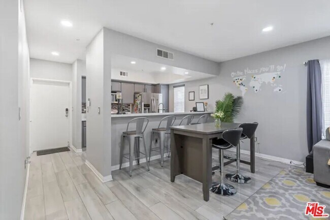 Foto del edificio - 12032 S Broadway