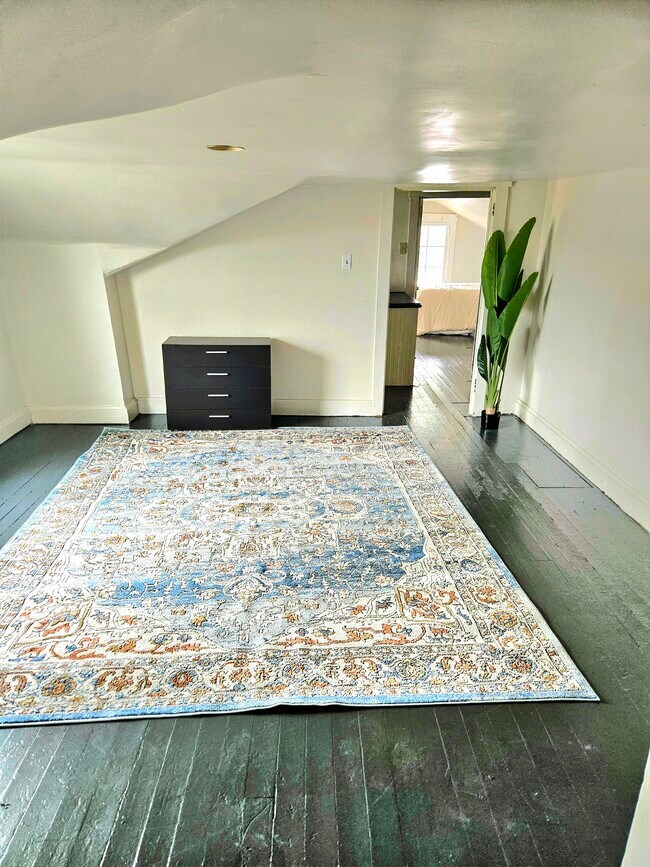 Bonus room - 1923 Dana Ave