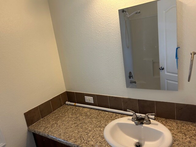 Foto del edificio - 2211 Ashberry Ave