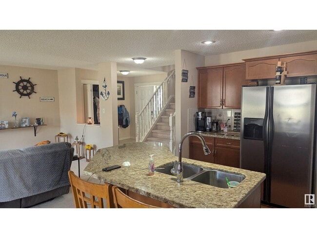 Photo du bâtiment - 4610-162A 162A Ave