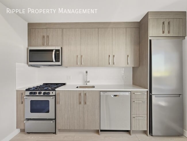 Photo du bâtiment - 110-18A 18a St NW