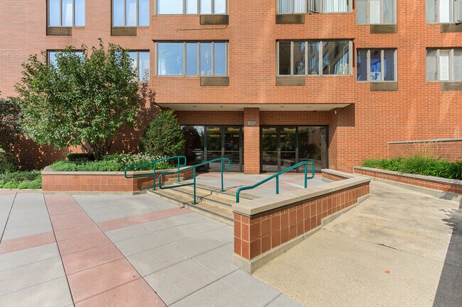 Foto del edificio - 801 S Plymouth Ct