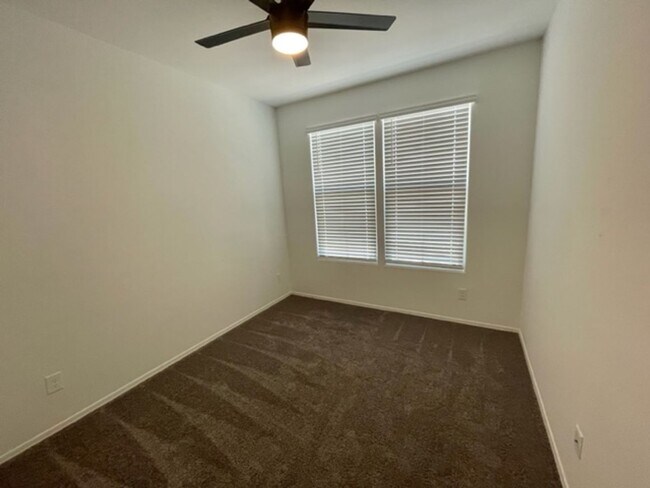 Building Photo - Move in ready!!