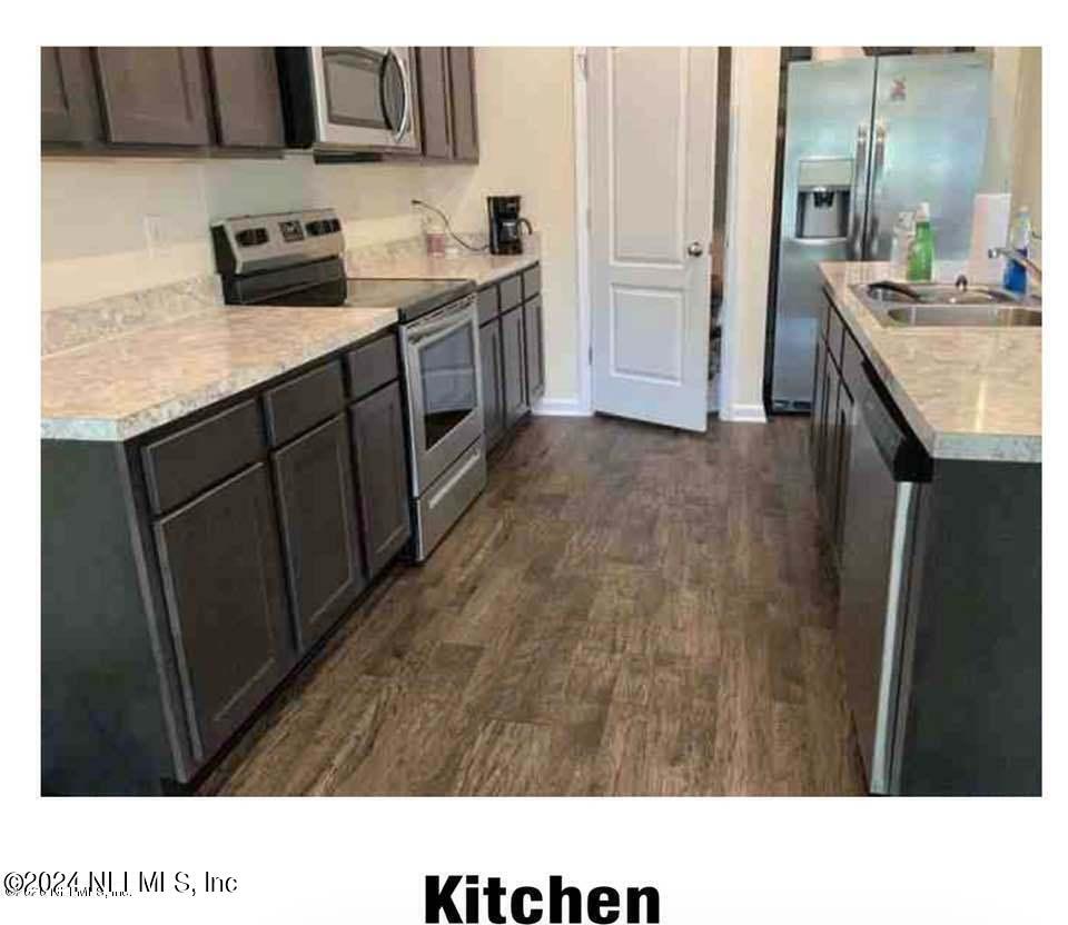 Foto del edificio - 8232 Meadow Walk Ln