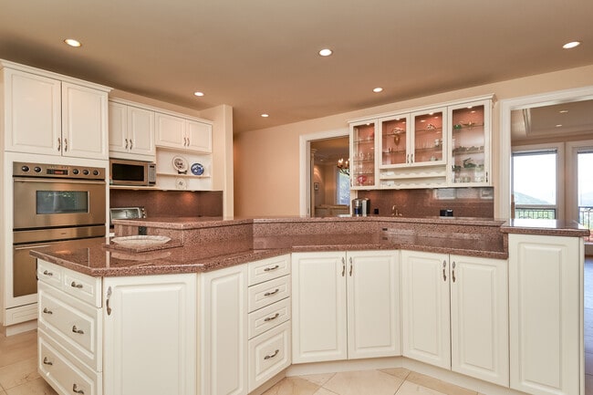 Building Photo - 7168 Ridgeview Dr