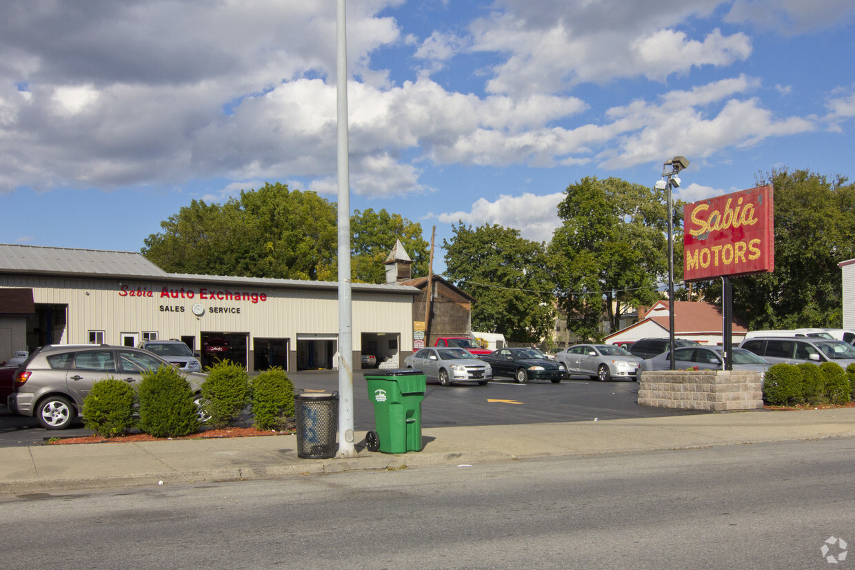 Primary Photo - 587 Main St