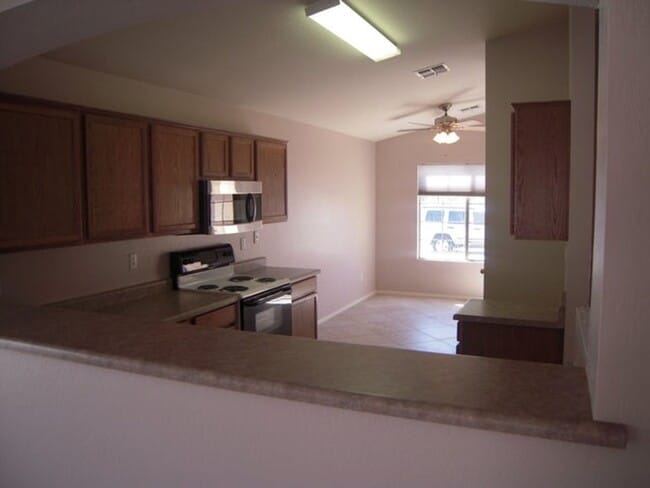 Building Photo - 3 BDRM 2 BTH HOME IN GOODYEAR