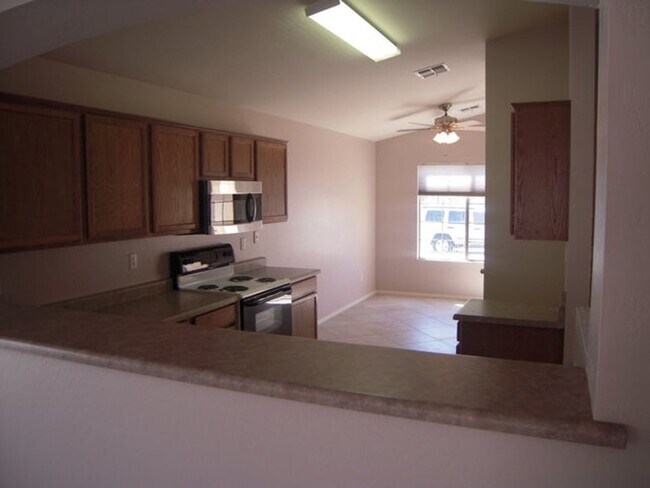 Foto del edificio - 3 BDRM 2 BTH HOME IN GOODYEAR
