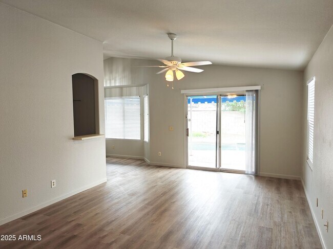 Foto del edificio - 8811 N 5th St