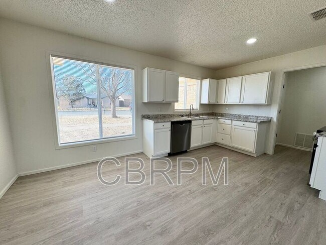 Foto del edificio - 7825 Vernon Ave