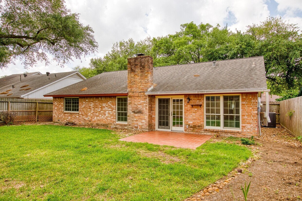 Building Photo - 22411 Elsinore Dr