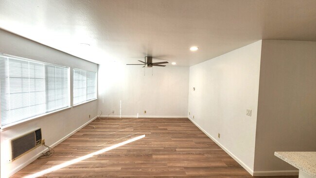 Foto del edificio - 4051 Park Center Ln