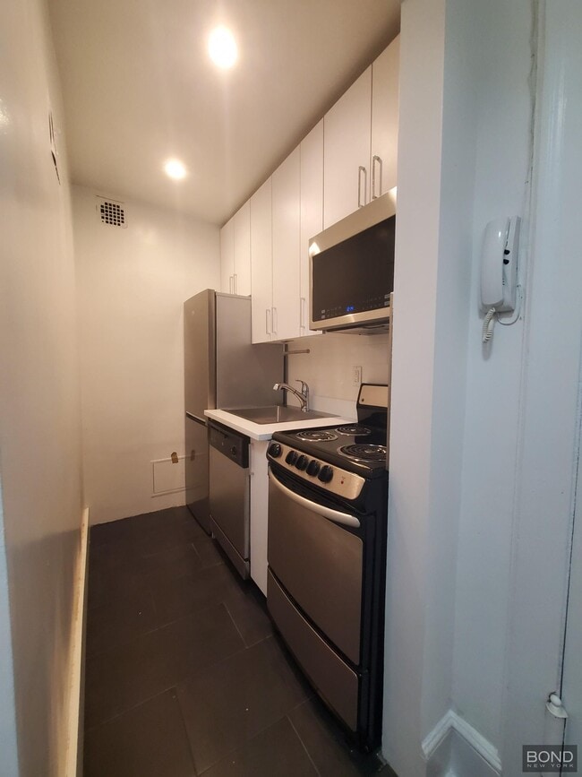 Building Photo - 160 W 73rd St