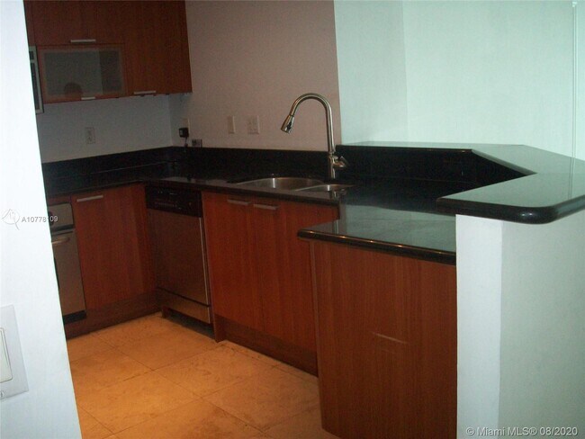 Foto del edificio - 15051 Royal Oaks Ln