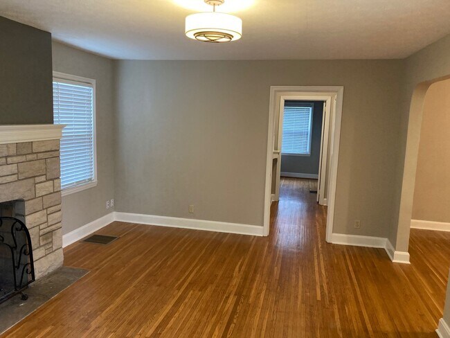 Foto del edificio - St. Matthews  3 Bed 2 Bath Stone Cape Cod Home