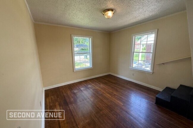 Foto del edificio - 2374 Larose Ave