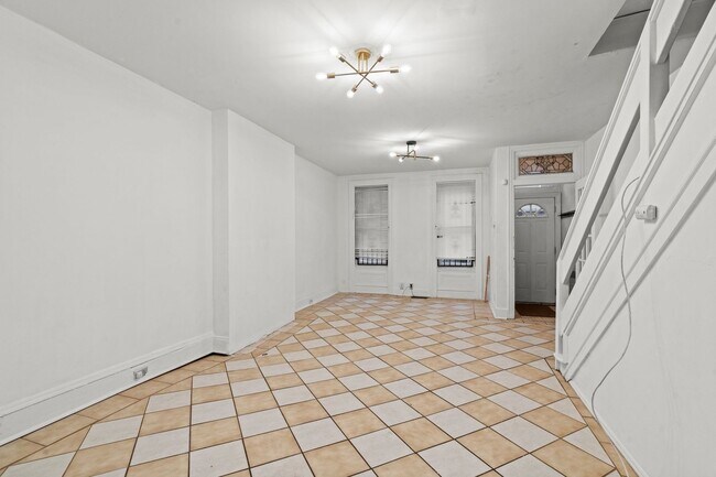 Foto del edificio - HUGE 5 bed/2 bath house right by the Polic...