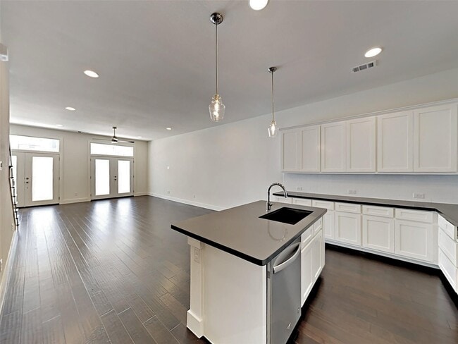 Building Photo - 324 Templeton Dr
