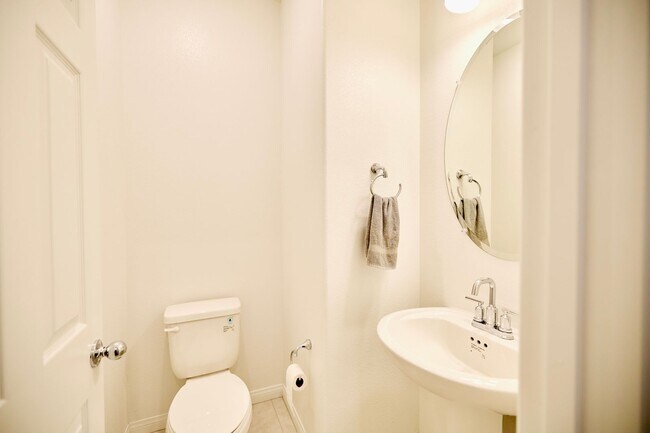 Building Photo - Henderson Townhome for rent