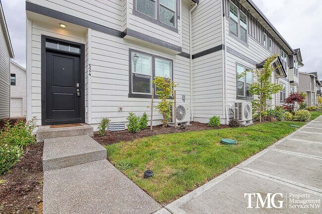 Building Photo - 3 Bed 2.5 Bath Townhome on a Corner Lot in...