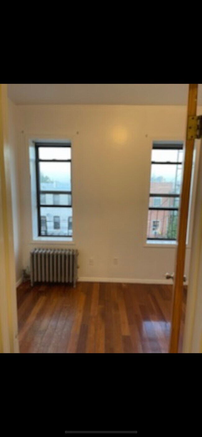 Building Photo - 425 60th St