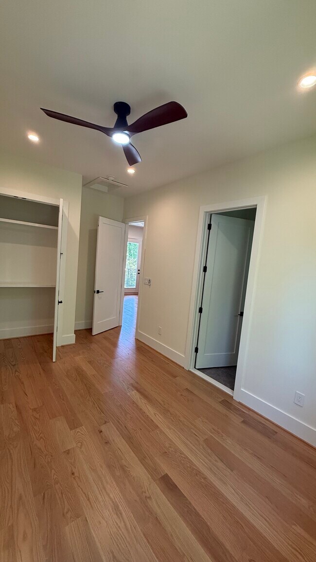 Foto del edificio - 10819 Warwick Ave