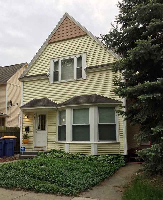 Front - 760 Fulton St E