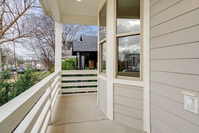 Building Photo - Stunning 3BE/2.5BA in the SHELBY PARK area! Easy DOWNTOWN access!