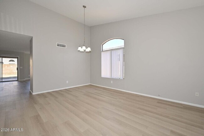 Foto del edificio - 12324 W Missouri Ave